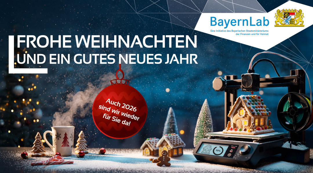 Die Weihnachtsgraphik für das 2025 zeigt als Hauptmotiv einen 3D-Drucker, der gerade ein Lebkuchenhaus druckt. Daneben stehen zwei fertige kleine Lebkuchenhäuser und ein Lebkuchenmännchen, sowie eine dampfende Weihnachtstasse, ein paar rote Kugeln und Zuckerstangen, auf einer verschneiten Tischplatte. Im Hintergrund ist verschwommen ein leuchtender Weihnachtsbaum zu sehen und ein paar Schneeflocken fallen vor einem dunkelblauen Hintergrund. In großen weißen Buchstaben steht der Text 